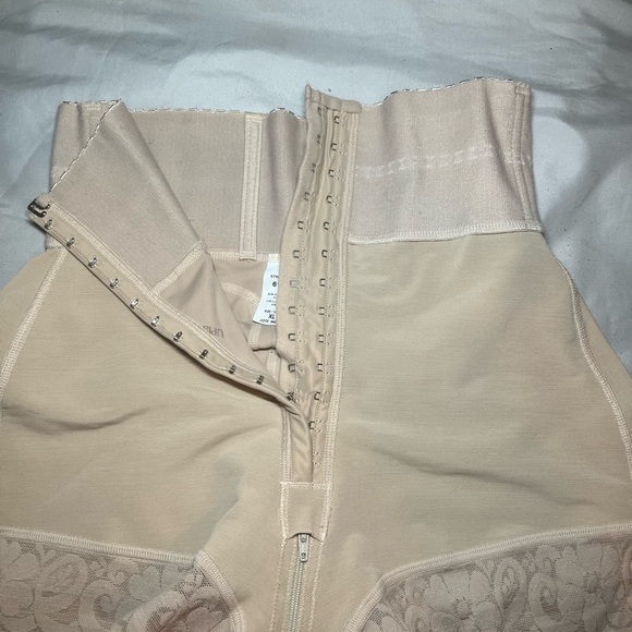 Guitarra short faja in size XL in color nude has not been used - Picture 4 of 4